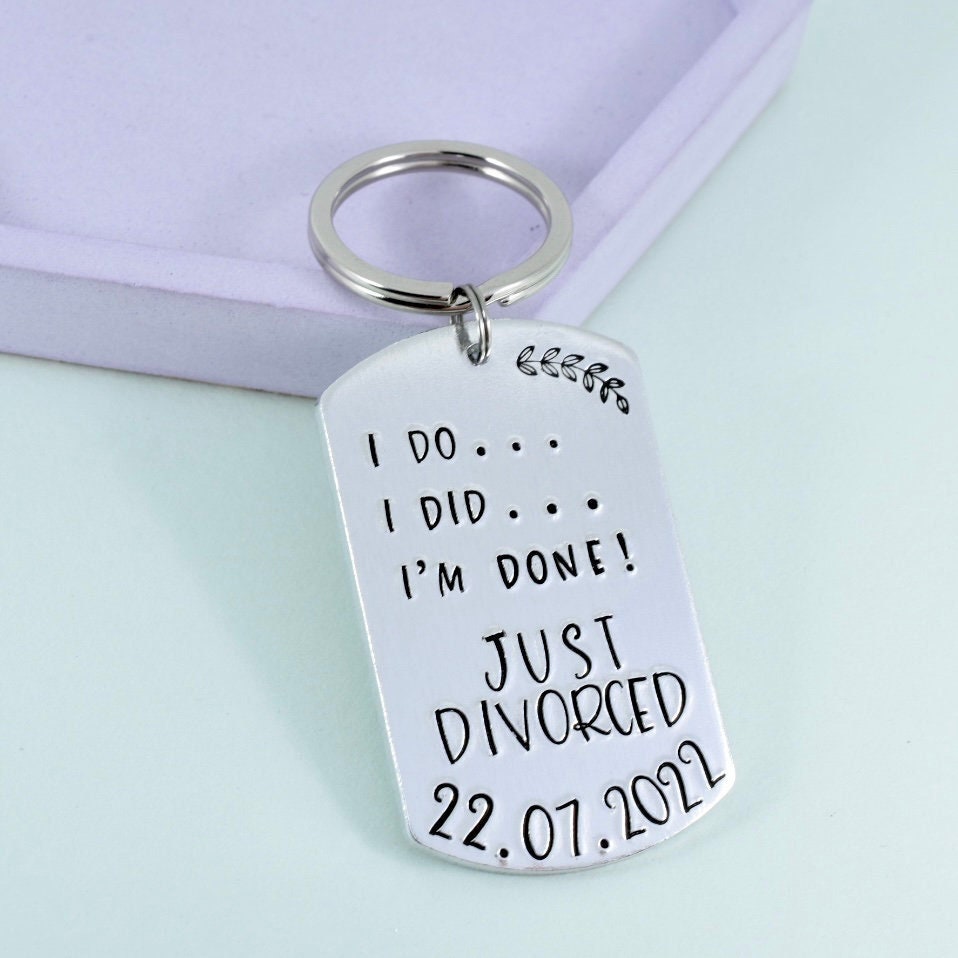 Silver aluminium Divorce Keyring. Personalised with divorce finalisation date. Text reads "i do. i did. i'm done! just divorced"